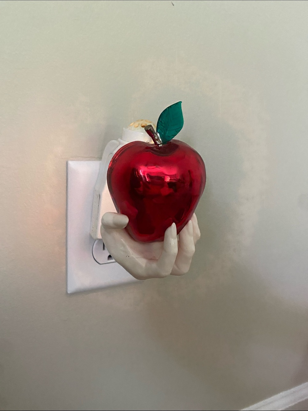 Bath & Body Works Red Apple Skull Wall Plug-In Fragrance Holder - noticeable use